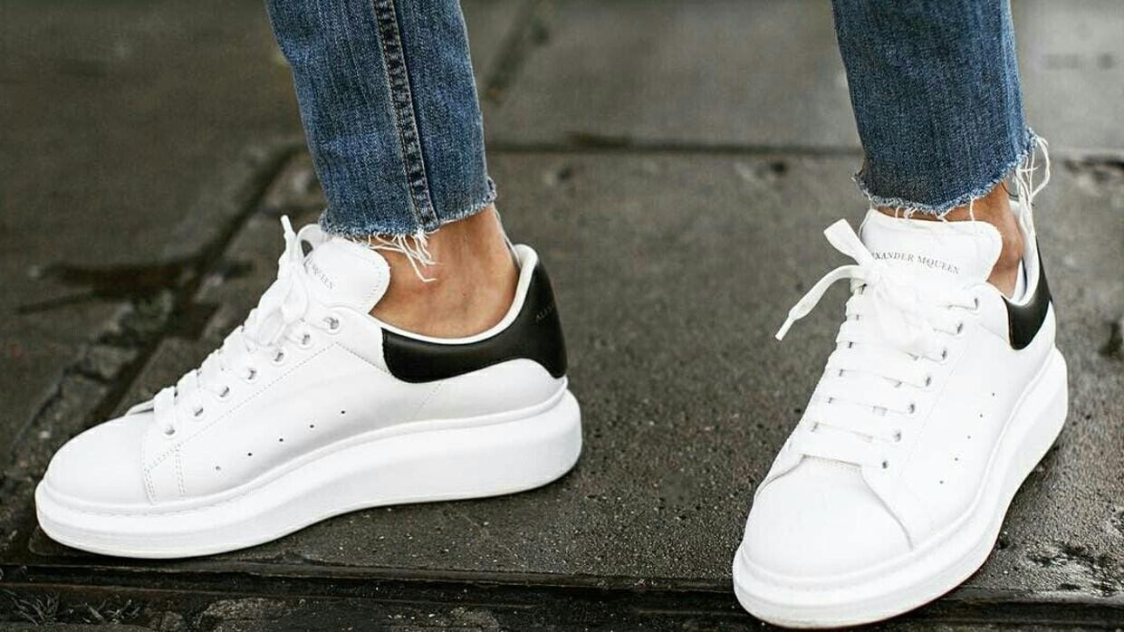 Las zapatillas blancas imprescindibles, 10 zapatillas deportivas de mujer  para vestir bien