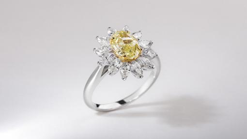 Anillo con diamante fancy central