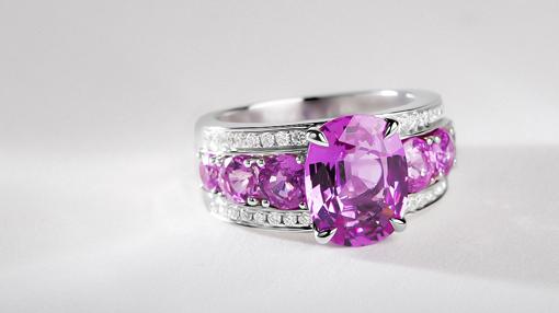 Anillo en oro blanco con zafiro rosa