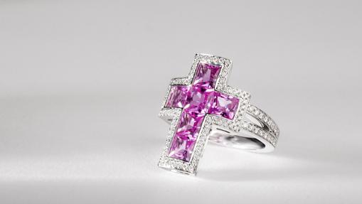 Anillo con forma de cruz compuesto por seis zafiros rosas