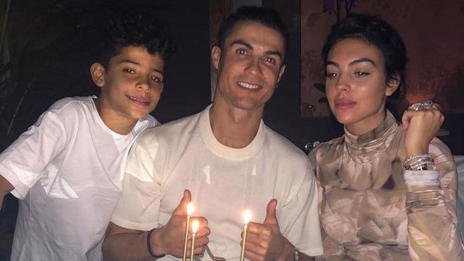 La pareja posa con el hijo mayor del futbolista