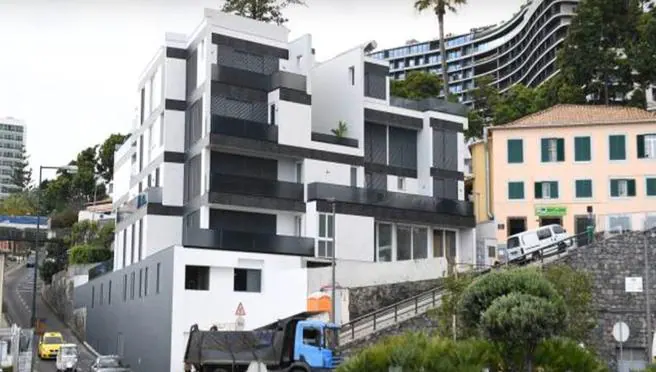 El edificio está situado en el centro de Funchal