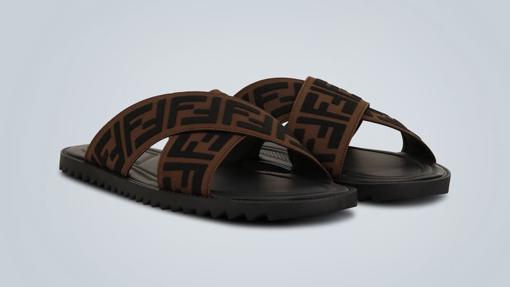 Sandalias con logo, de Fendi (420€)