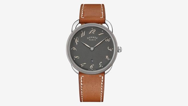 Reloj Hermès Arceau “78” , 40 mm, en acero con bisel en titanio microchorreado, esfera antracita graneada y correa larga intercambiable en ternera Barénia natural (2.700 €).