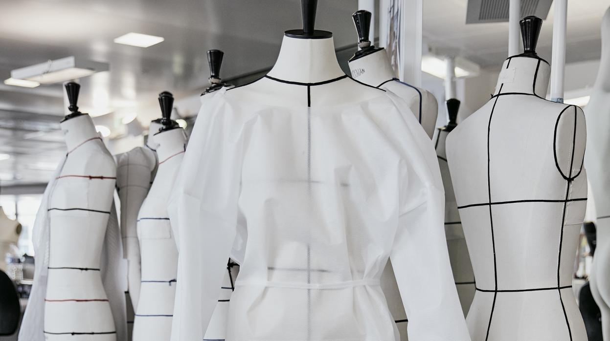 Confección de batas de protección frente al coronavirus en las fábricas de Louis Vuitton