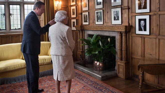 La reina Isabel II junto a David Cameron en Chequers