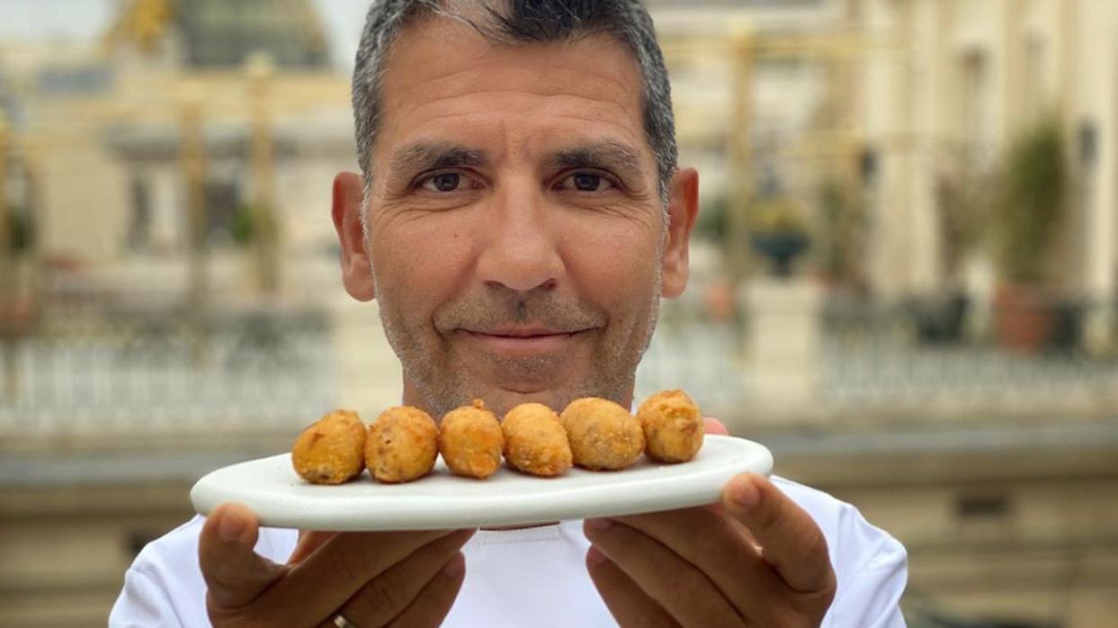 El chef Paco Roncero con un plato de croquetas