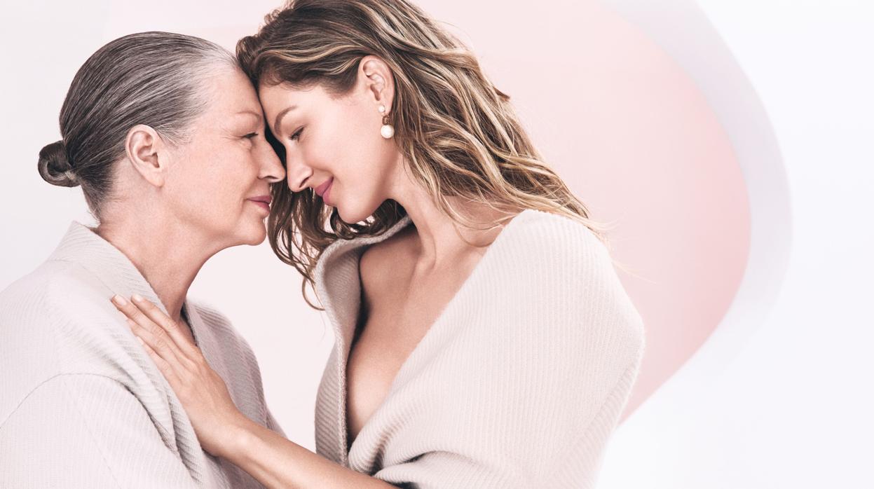 Giselle Bundchen y su madre en una de las imágenes de campaña