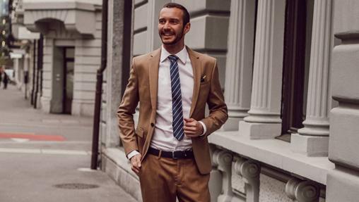 No se despega de las americanas y camisas