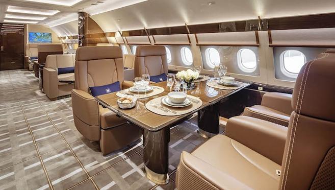 Un espacioso salón que se convierte en dormitorio una vez cae la noche