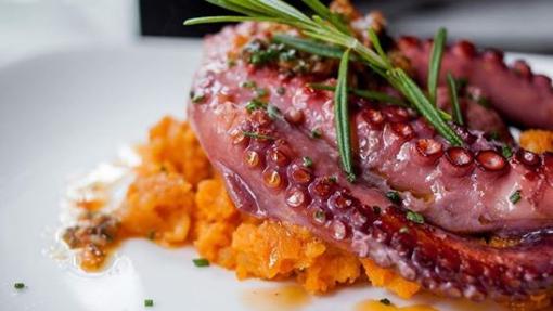 Pulpo asado sobre patata revolcona, uno de los clásicos arzabaleros