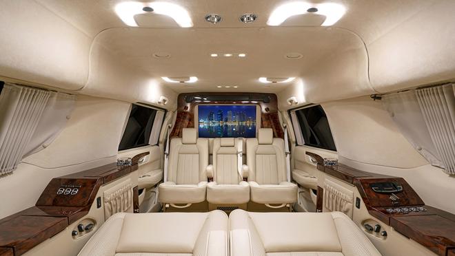 Al interior de este Cadillac no le falta detalle