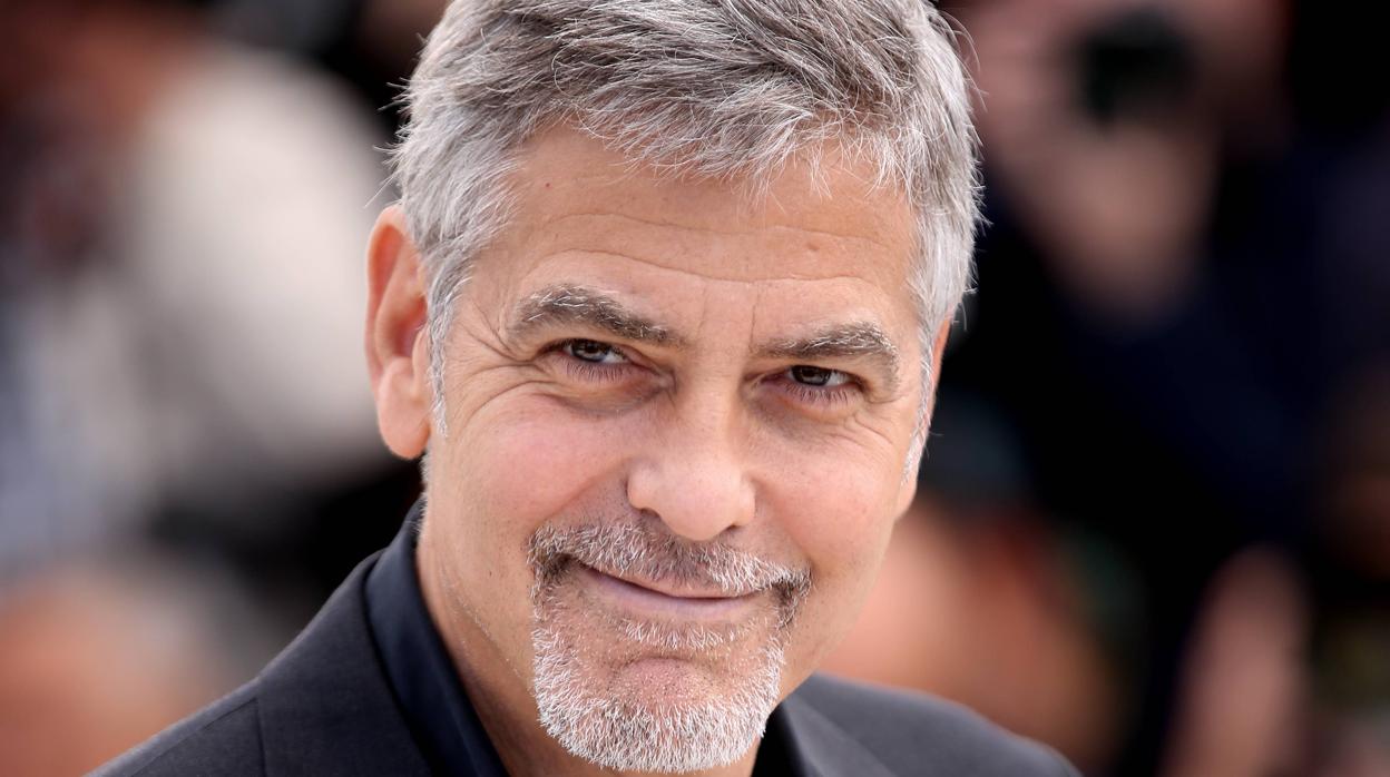 George Clooney posee unas facciones que se acercan al número Phi