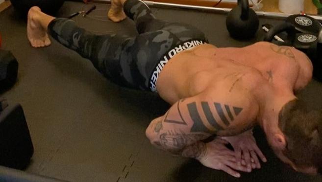 Este tipo de flexiones resulta mucho más completa (y compleja)