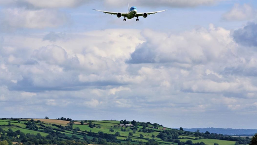 Avión sobrevolando aeropuerto de Bristol