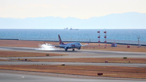 Avión aterrizando en el aeropuerto de Nagoya