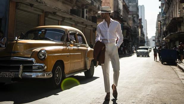 Pantalones blancos, la prenda estrella del verano: así deberías llevarlos
