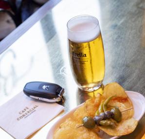 Las cañas de un clásico de Madrid, el Café Comercial.