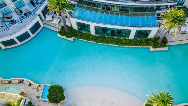 Imagen aérea de la piscina del hotel Palazzo Versace