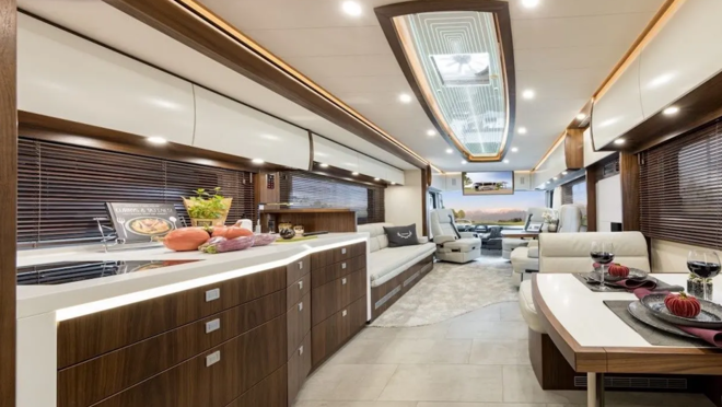 Lujoso interior de la autocaravana 1200 Platinun de VARIOmobil
