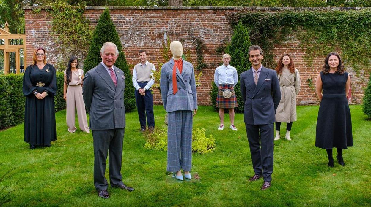 El príncipe Carlos junto a Federico Marchetti, director ejecutivo de Yoox Net-à-Porter, y otros miembros del equipo