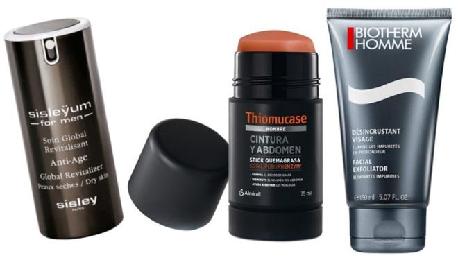 De izda. a dcha.: Hidratante de rostro Sisleyum con ácido hialurónico, de Sisley (280€). Stick quemagrasa de Thiomucase (32,60€) Exfoliante facial antipolución, de Biotherm Homme (18,60€)