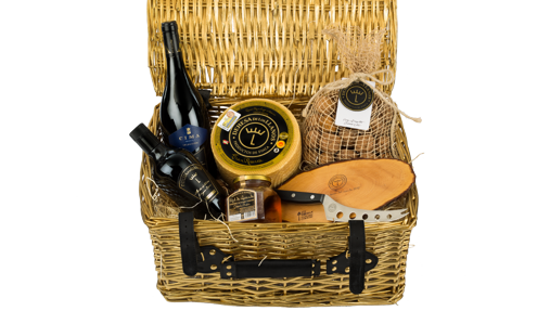 Cesta con productos gourmet de Dehesa de Los Llanos