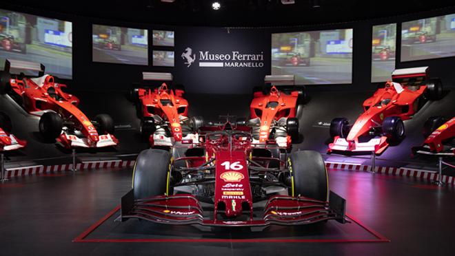 El precio de salida de esta réplica firmada por los pilotos de la escudería era de 200.000 euros