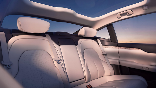 Cuenta con asientos calefactados y ventilados con opción masaje