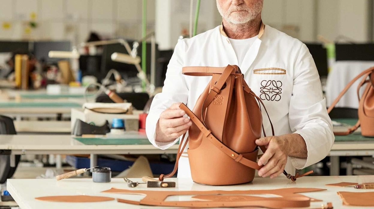 Artesanos trabajando la piel de los bolsos de la firma Loewe