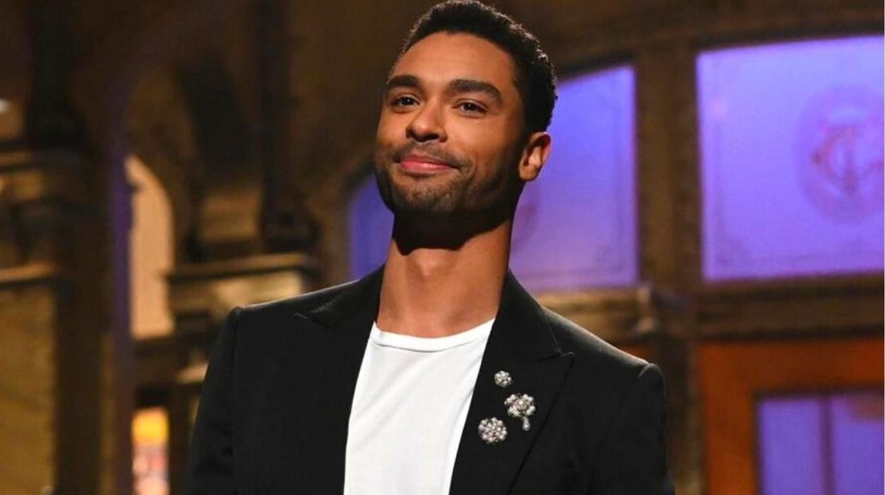 El actor está saboreando la fama desde que se estrenase 'Los Bridgerton'