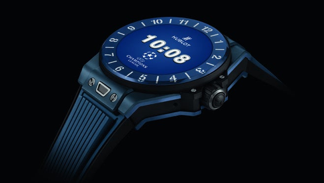 Detalle de la caja de cerámica azul y de la correa de caucho negro y azul estructurado con rayas