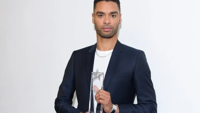 El actor Regé-Jean Page con el reloj Cartier Santos-Dumont