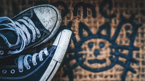 Las zapatillas sucias pueden tirar por tierra cualquier look