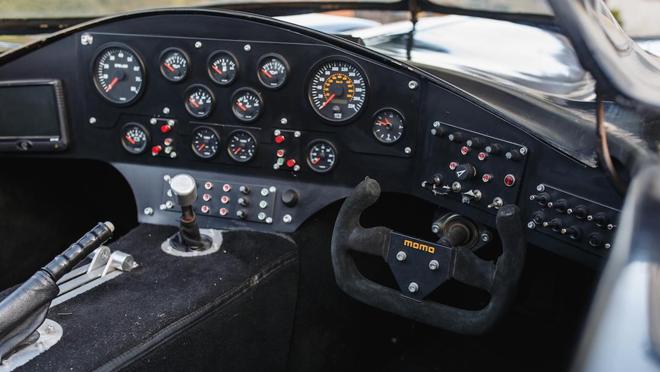 En el interior destaca su instrumentación de estilo aeronáutico