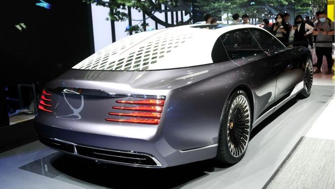 La parte trasera presenta un fastback