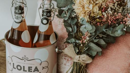 Pack especial del día de la madre con ramo de flores y 2 botellas de Lolea Nº5 Rosé. Precio: C.P.V