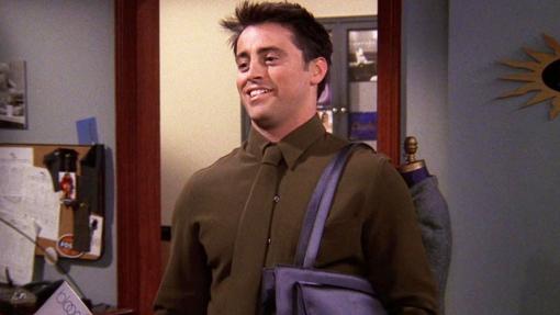 Joey con su complemento favorito: el bolso
