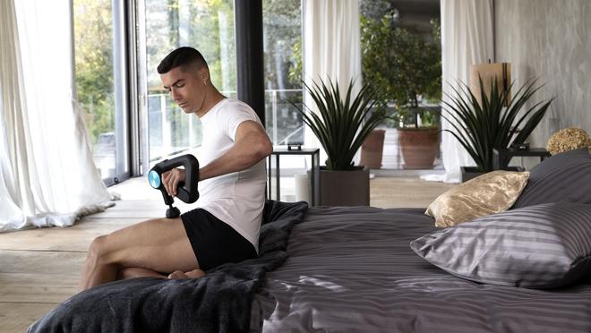 Cristiano Ronaldo utilizando el dispotivo Theragun