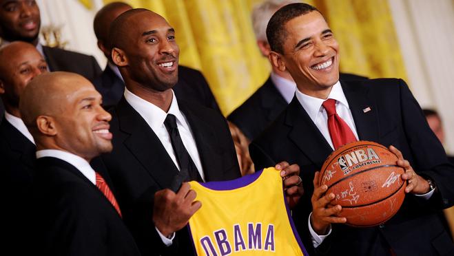 Kobe Bryant junto a Obama en 2010