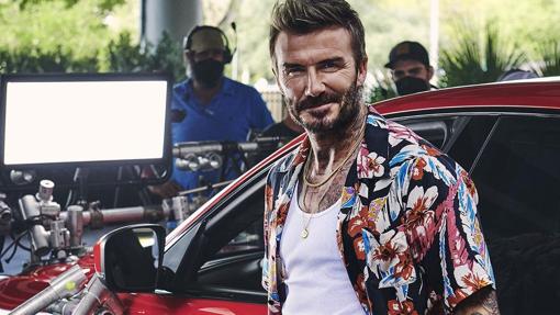 David Beckham con camisa de flores