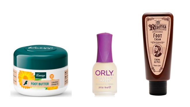De izquierda a derecha: Bálsamo para pies Foot Butter de Kneipp (6,30 €); Esmalte de acabado semimate, vegano y gluten free Nails For Males de Orly (16 €); Crema de pies para hombres Foot Cream de Mi Rebotica Gentlemen (9,90 €).