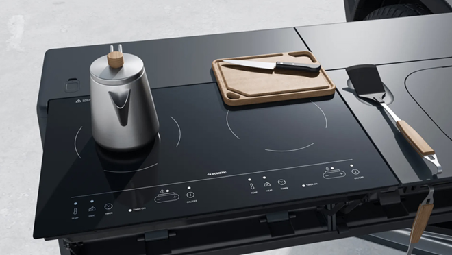 La cocina cuenta con dos fuegos de inducción de 1.440W