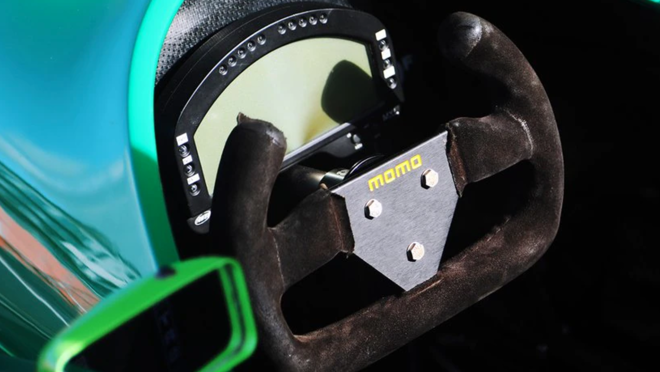 El coche viene acompañado del volante original con el que corrió Schumacher