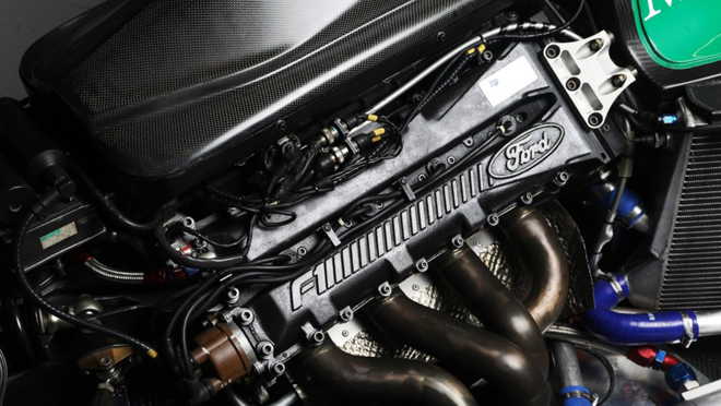 El coche fue diseñado por Gary Anderson e iba con un motor Cosworth