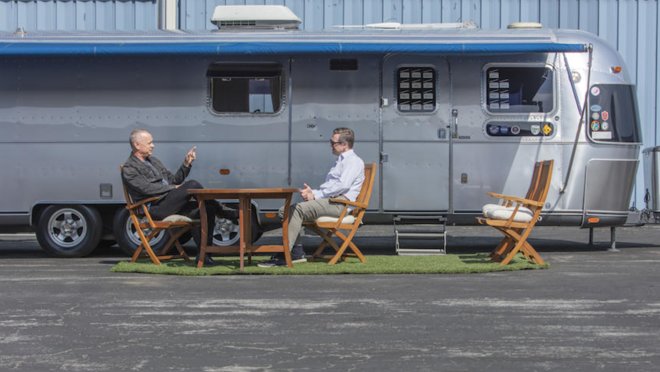 Tom Hanks frente a su caravana Airstream que será subastada el 13 de agosto