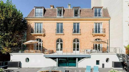 La primera mansión consta de amplios ventanales