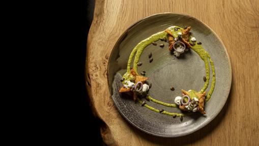 Buñuelos de pato confitado con pipián verde de pipas de calabaza en Barracuda MX