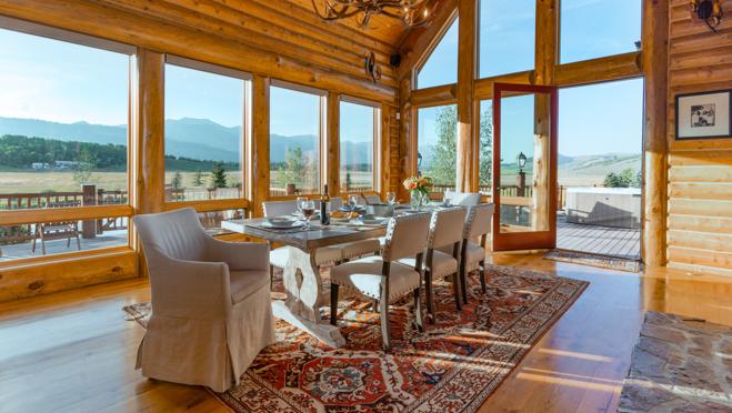 El salón de planta abierta ofrece una mesa con capacidad para ocho comensales