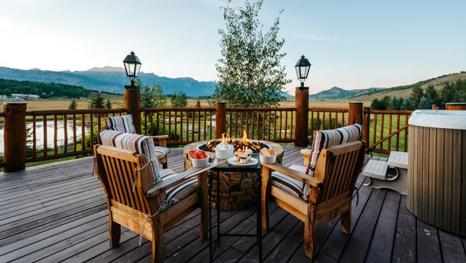En la za exterior destaca su terraza con fogata y jacuzzi